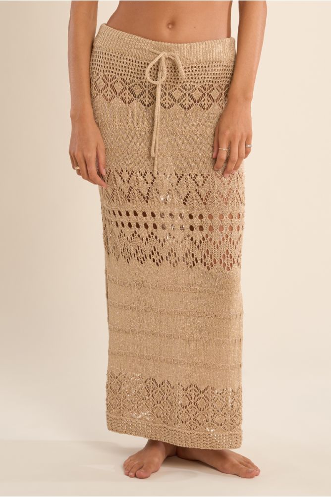 Falda larga, de crochet.