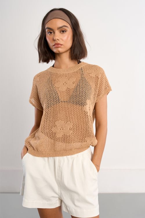 Jersey de mujer de manga corta, detalle flores.