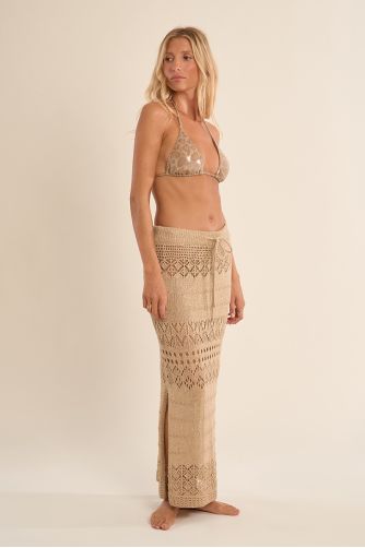 Falda larga, de crochet.