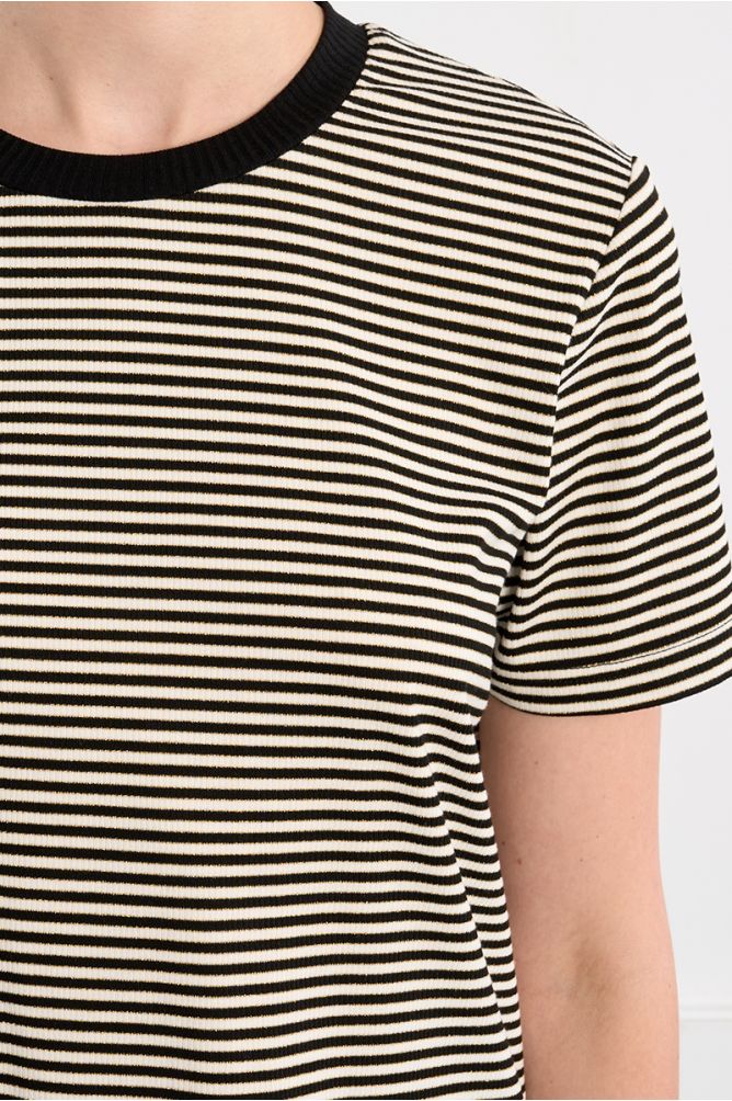 T-shirt rayé noir avec ouverture en cœur