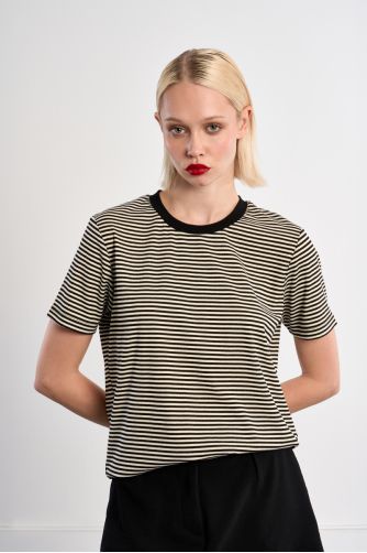 T-shirt rayé noir avec ouverture en cœur