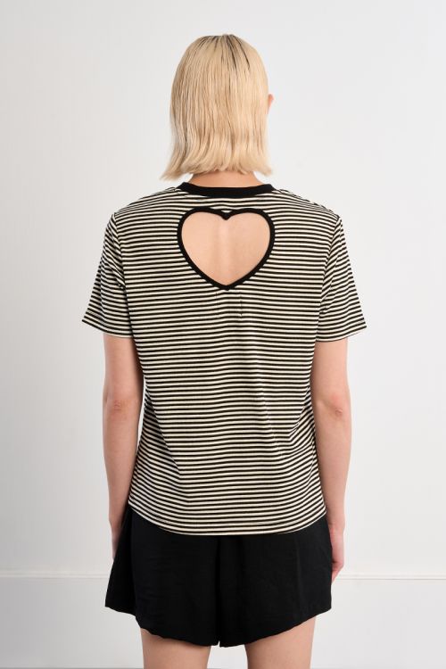 Camisa de manga corta, con estampado y corazón.