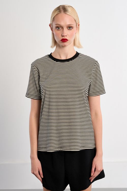 Camisa de manga corta, con estampado y corazón.