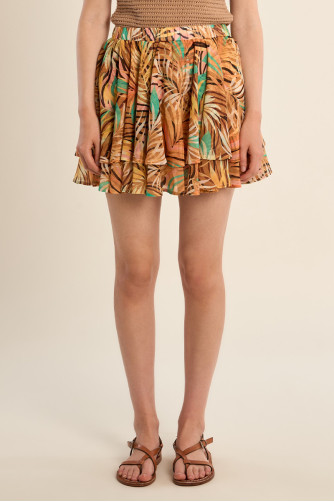 Falda corta, con estampado y volantes.
