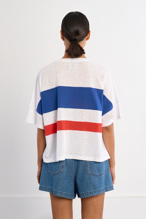 Camiseta de mujer de manga corta, con estampado frontal.