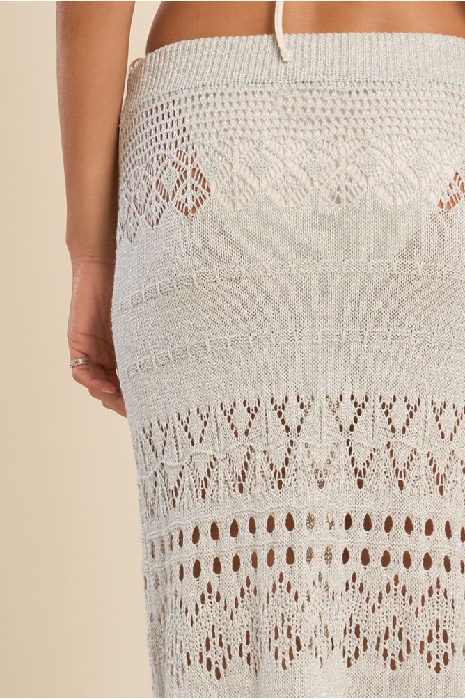 Falda larga, de crochet.