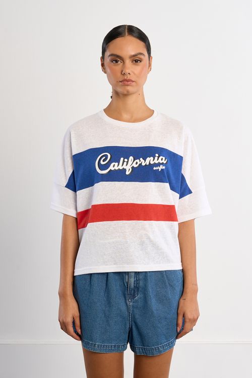 Camiseta de mujer de manga corta, con estampado frontal.