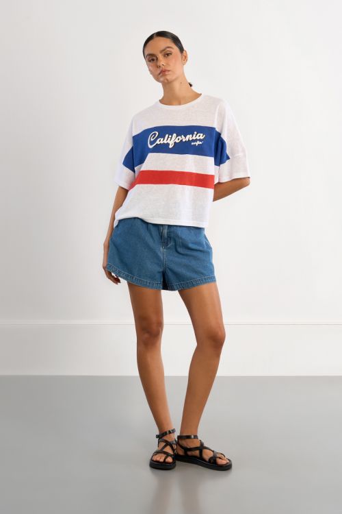 Camiseta de mujer de manga corta, con estampado frontal.