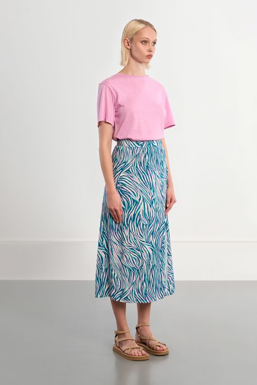 Falda larga, con estampado multicolor.