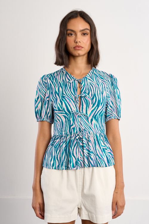 Top de mujer de manga corta, con estampado y lazada.
