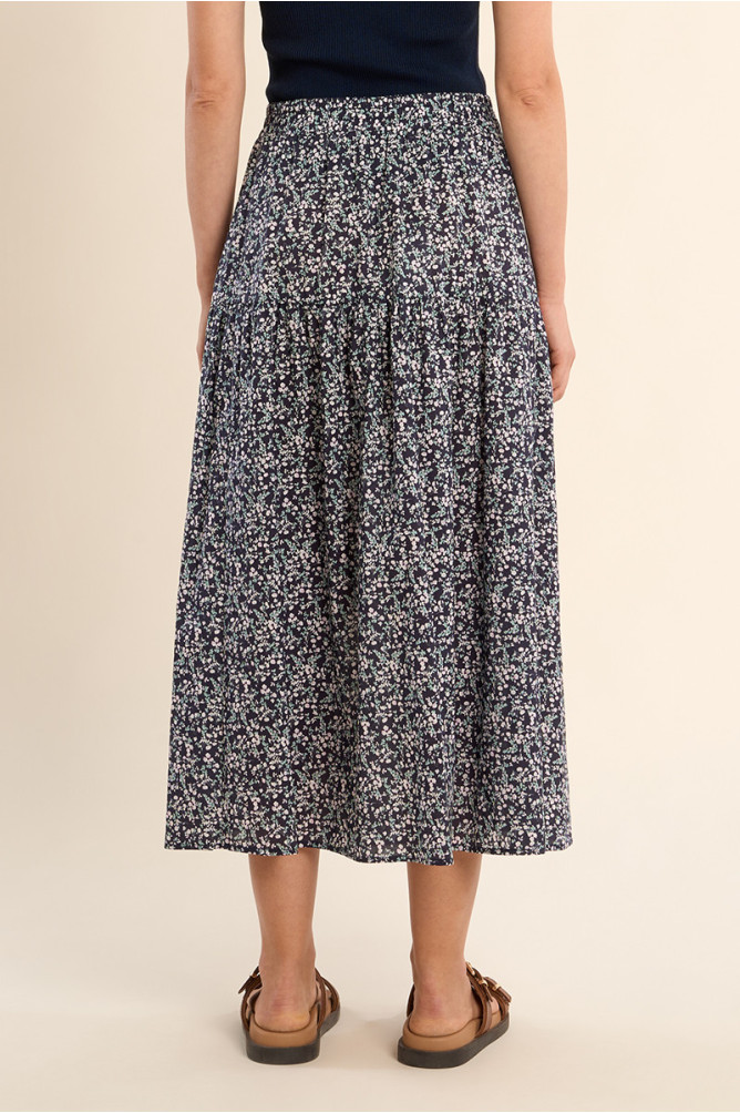 Falda larga, con estampado y pliegues.