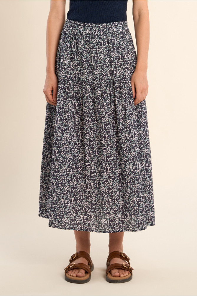 Falda larga, con estampado y pliegues.