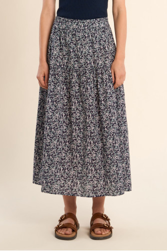 Falda larga, con estampado y pliegues.