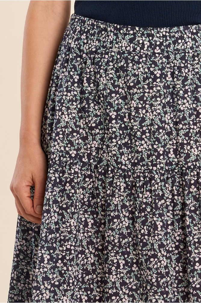 Falda larga, con estampado y pliegues.