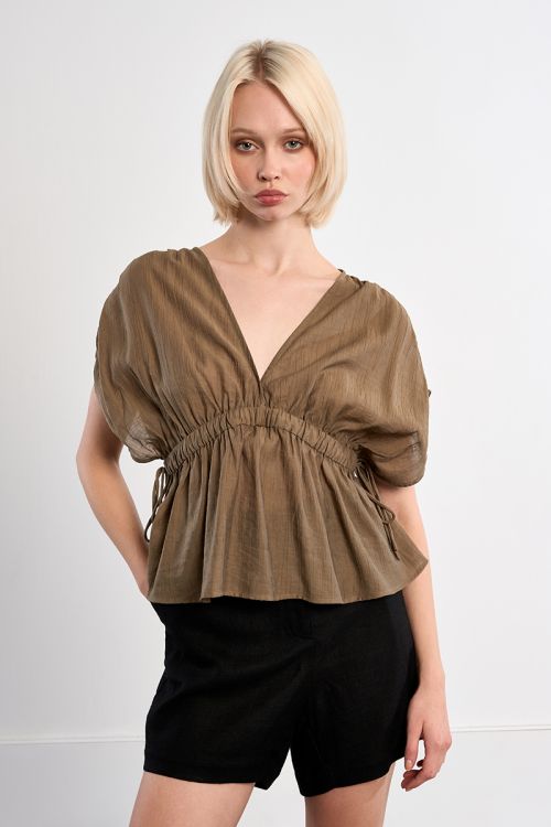 Top de manga corta murcielago, detalle lazada.