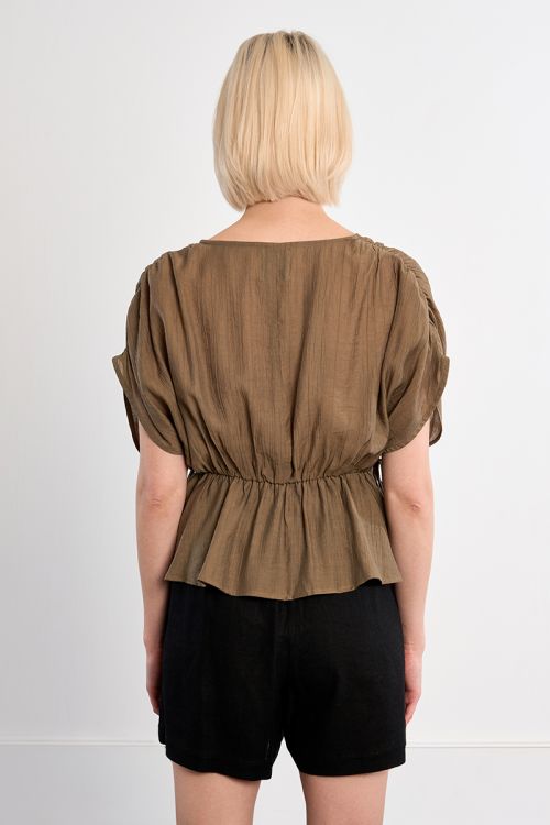 Top de manga corta murcielago, detalle lazada.