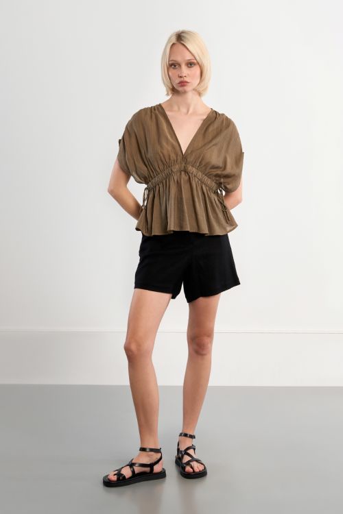 Top de manga corta murcielago, detalle lazada.