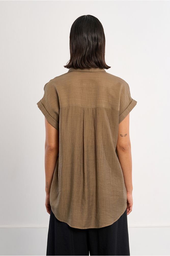 Camisa de mujer de manga corta, bajo asimétrico.