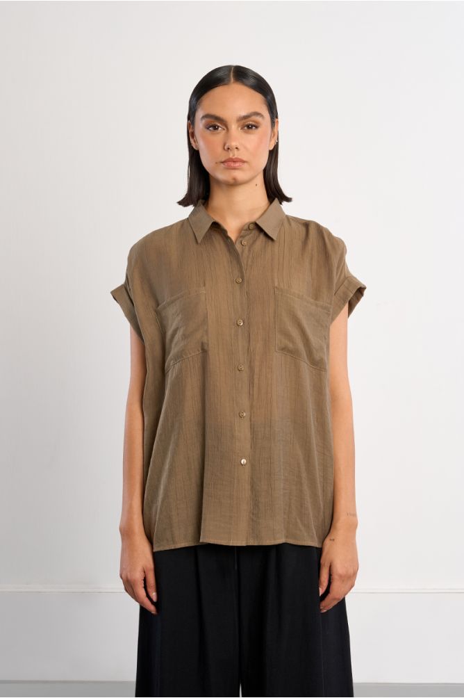 Camisa de mujer de manga corta, bajo asimétrico.