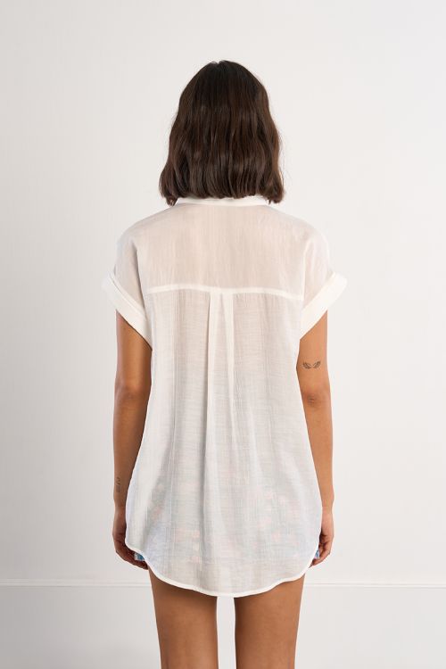 Camisa de mujer de manga corta, bajo asimétrico.