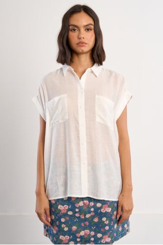 Camisa de mujer de manga corta, bajo asimétrico.