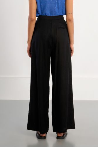 Pantalón de mujer largo, detalle pliegues.