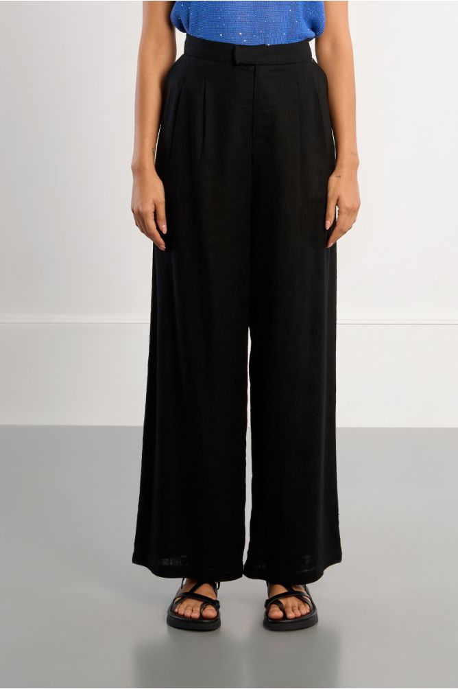 Pantalón de mujer largo, detalle pliegues.