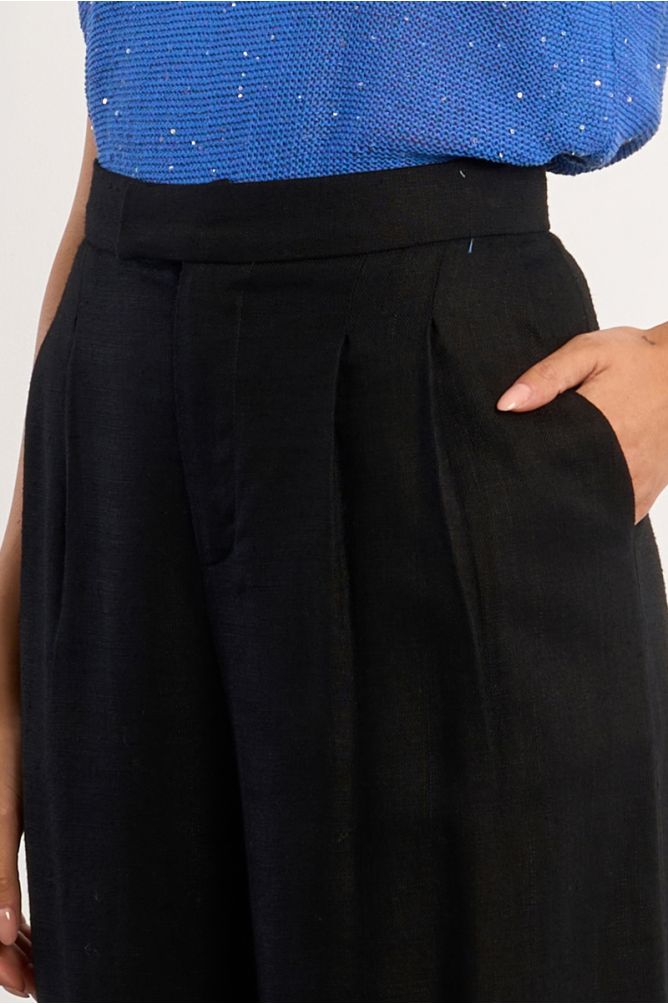 Pantalón de mujer largo, detalle pliegues.