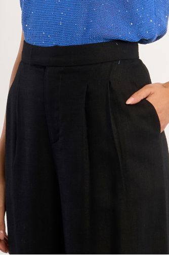 Pantalón de mujer largo, detalle pliegues.