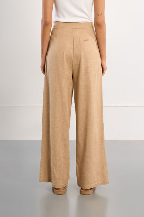 Pantalón de mujer largo, detalle pliegues.