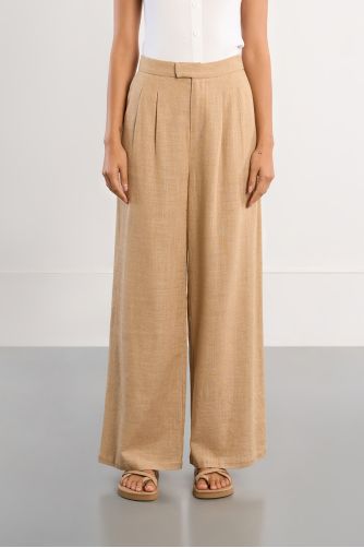 Pantalón de mujer largo, detalle pliegues.