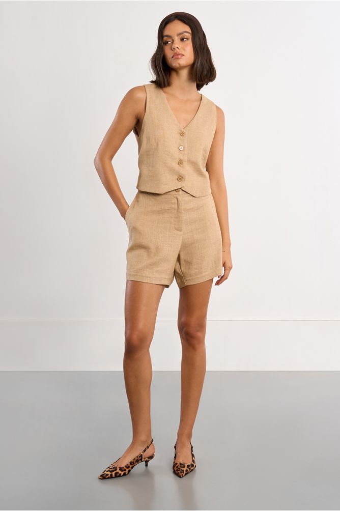 Short de mujer corto, bolsillos al bies.