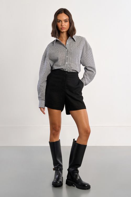 Short de mujer corto, bolsillos al bies.