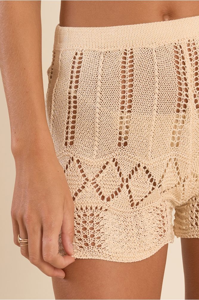 Short de mujer corto, de crochet.