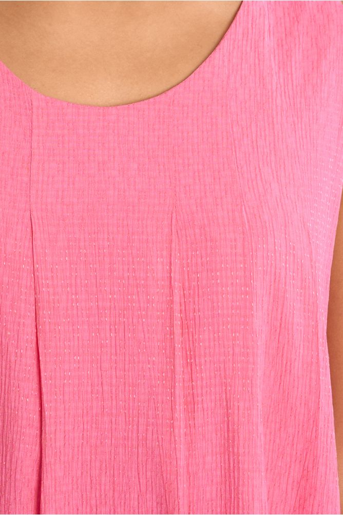 Vestido corto, de manga sisa, detalle pliegues.