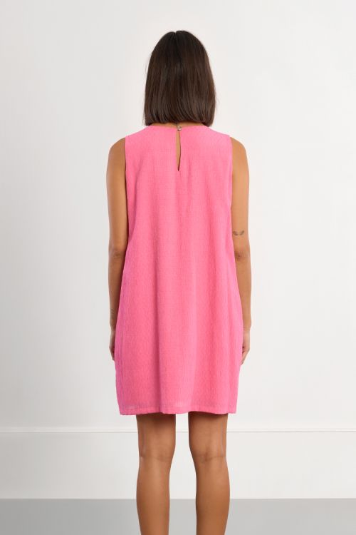 Vestido corto, de manga sisa, detalle pliegues.