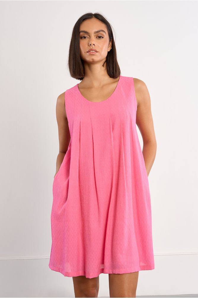 Vestido corto, de manga sisa, detalle pliegues.