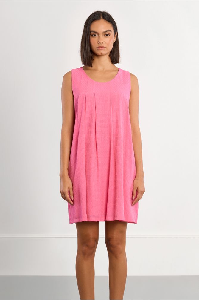 Vestido corto, de manga sisa, detalle pliegues.