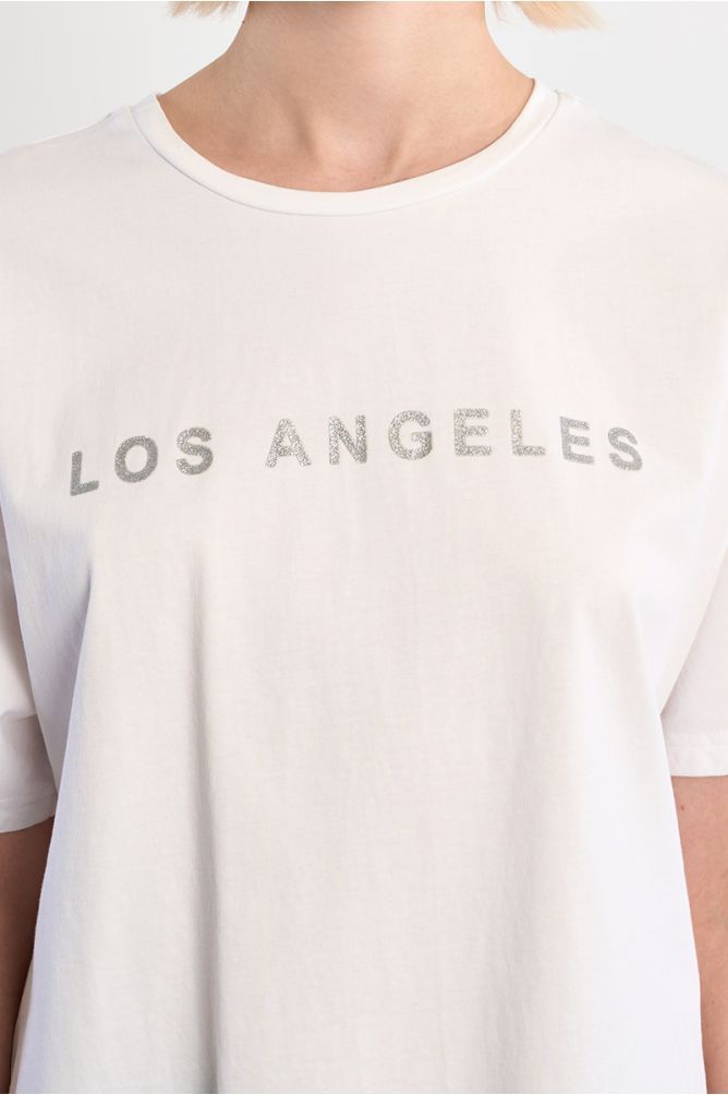 Camiseta de mujer de manga corta, con estampado frontal.