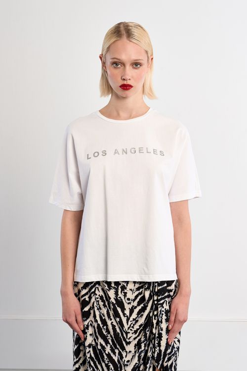 Camiseta de mujer de manga corta, con estampado frontal.