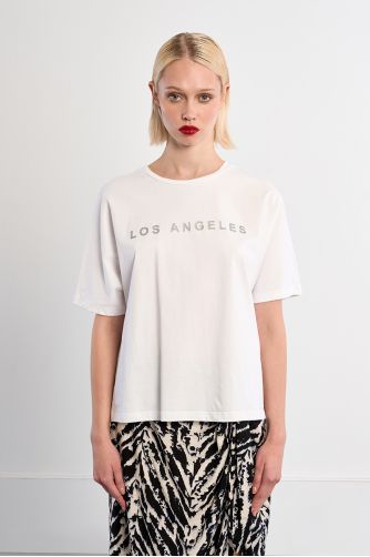 Camiseta de mujer de manga corta, con estampado frontal.