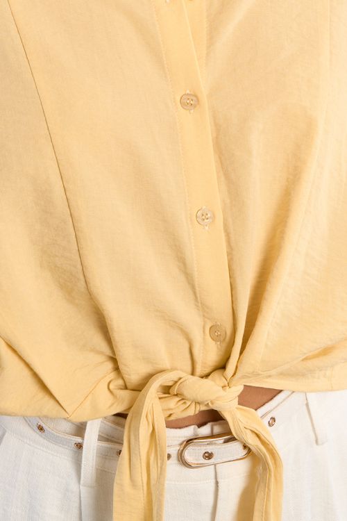 Camisa de mujer de manga corta, detalle lazada.
