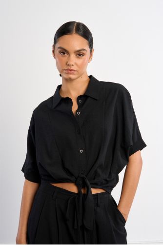 Camisa de mujer de manga corta, detalle lazada.