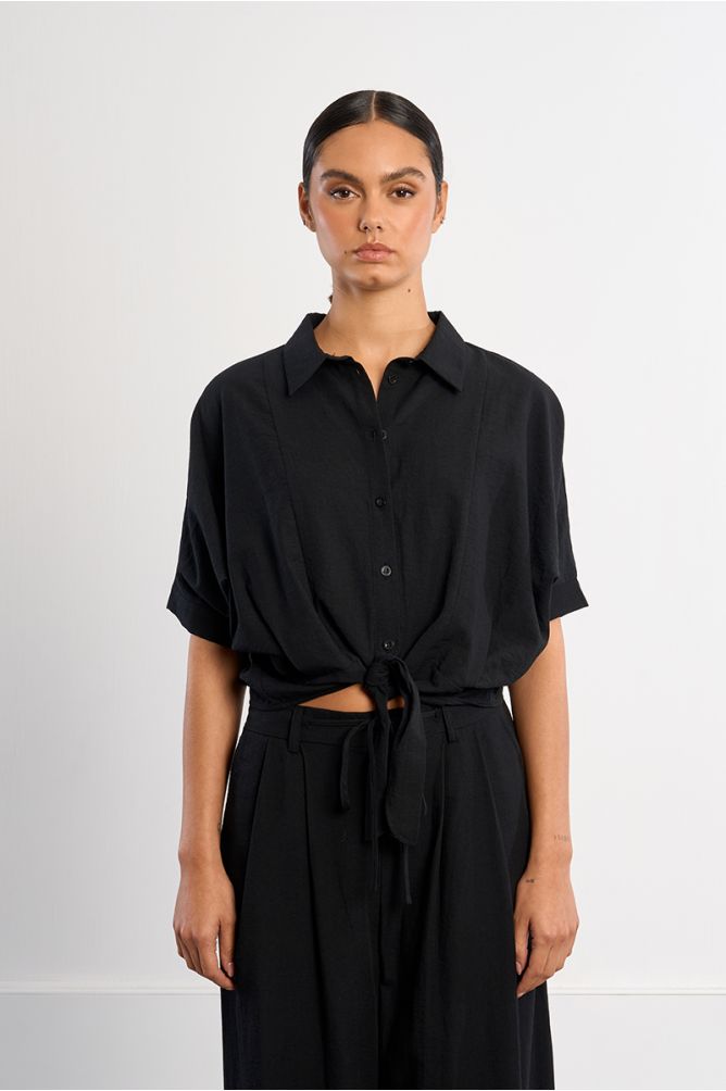 Camisa de mujer de manga corta, detalle lazada.