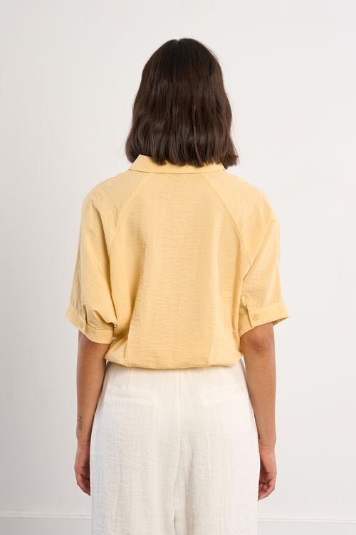 Camisa de mujer de manga corta, detalle lazada.