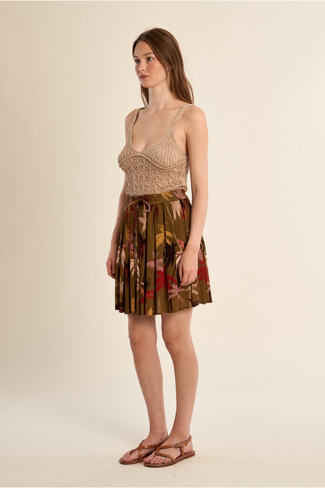 Falda corta, plisada, con estampado.