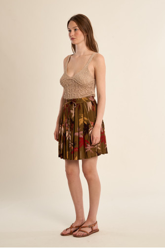 Falda corta, plisada, con estampado.