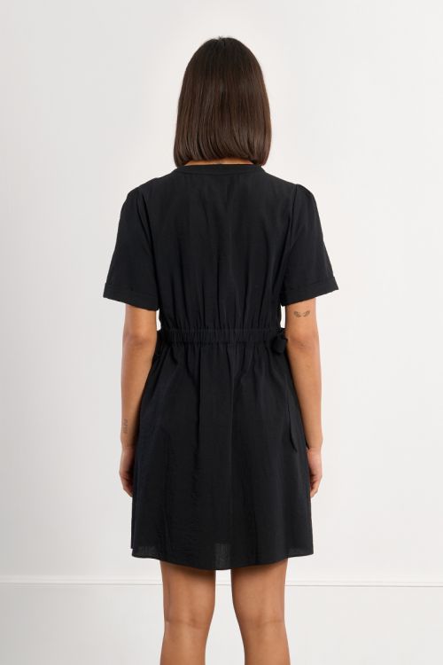 Vestido de manga corta, detalle lazadas.