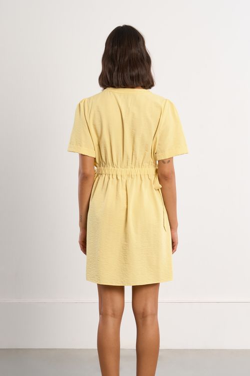 Vestido de manga corta, detalle lazadas.