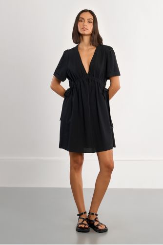 Vestido de manga corta, detalle lazadas.